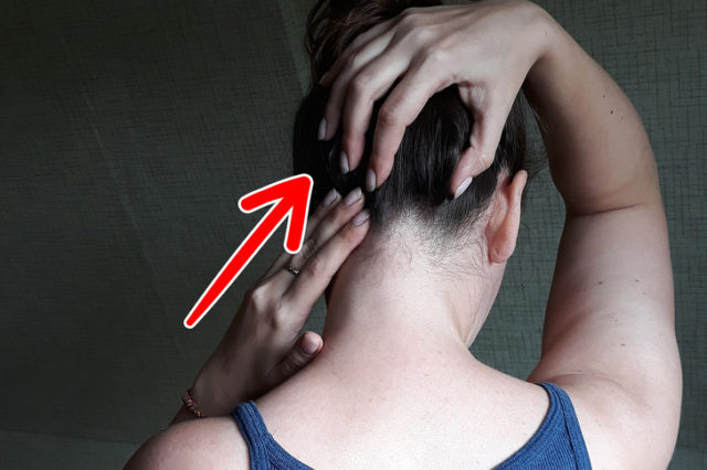 Прості техніки самомасажу, які позбавлять вас від болю в шиї