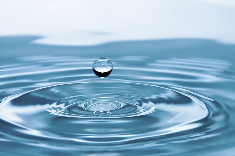 Разница между обычной водопроводной и чистой водой высокого качества